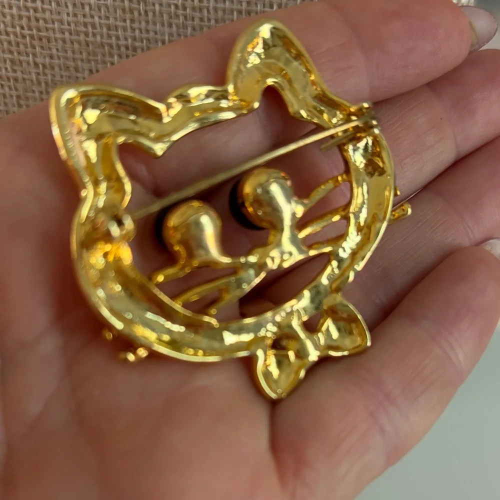 Gold Cat Pin Brooch with Black Eyes - Stylish Pet Accessory